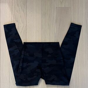 Lululemon wunder unders size 6
Cameo print 
Length: 28”
Great condition